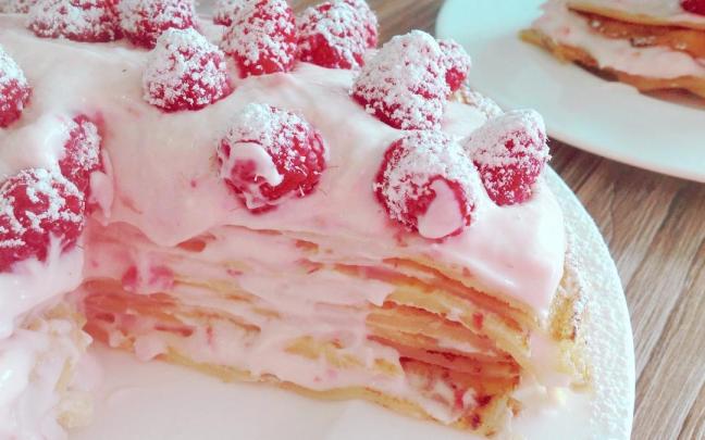 Tarta fría de crepes y frambuesas. / María Malo Tarta fría de crepes y frambuesas.
