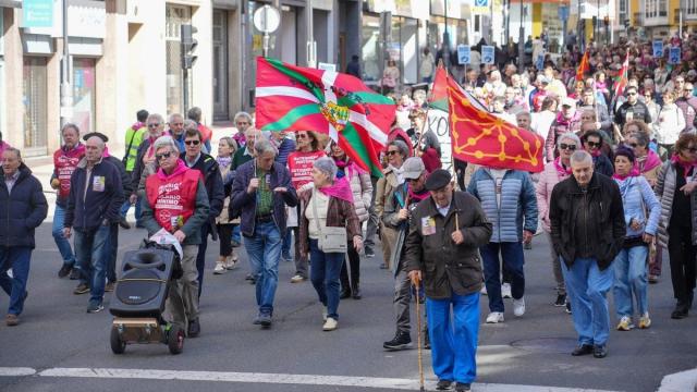 Los pensionistas se manifiestan en Vitoria / DNA Los pensionistas se manifiestan en Vitoria
