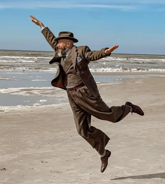 Vinti siempre aparece en los vídeos con una vestimenta propia de los siglos XIX y XX.