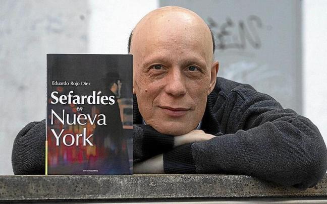 El escritor y periodista con un ejemplar de su nuevo libro.