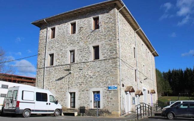 Edificio que alberga la sede de la Cuadrilla de Aiaraldea en la localidad de Respaldiza