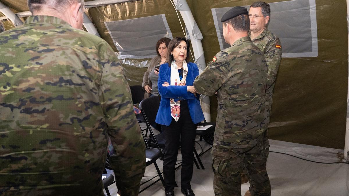 La ministra de Defensa, Margarita Robles, dialoga con mandos militares.