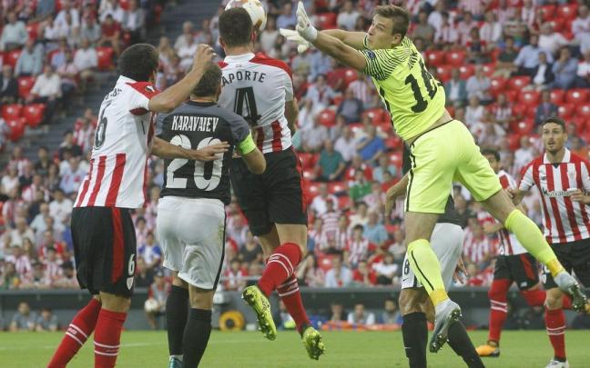 Lunin, con solo 18 años, asiste a un remate de Laporte durante un Athletic-Zorya Luhansk de Europa League, en septiembre de 2017. / PABLO VIÑAS