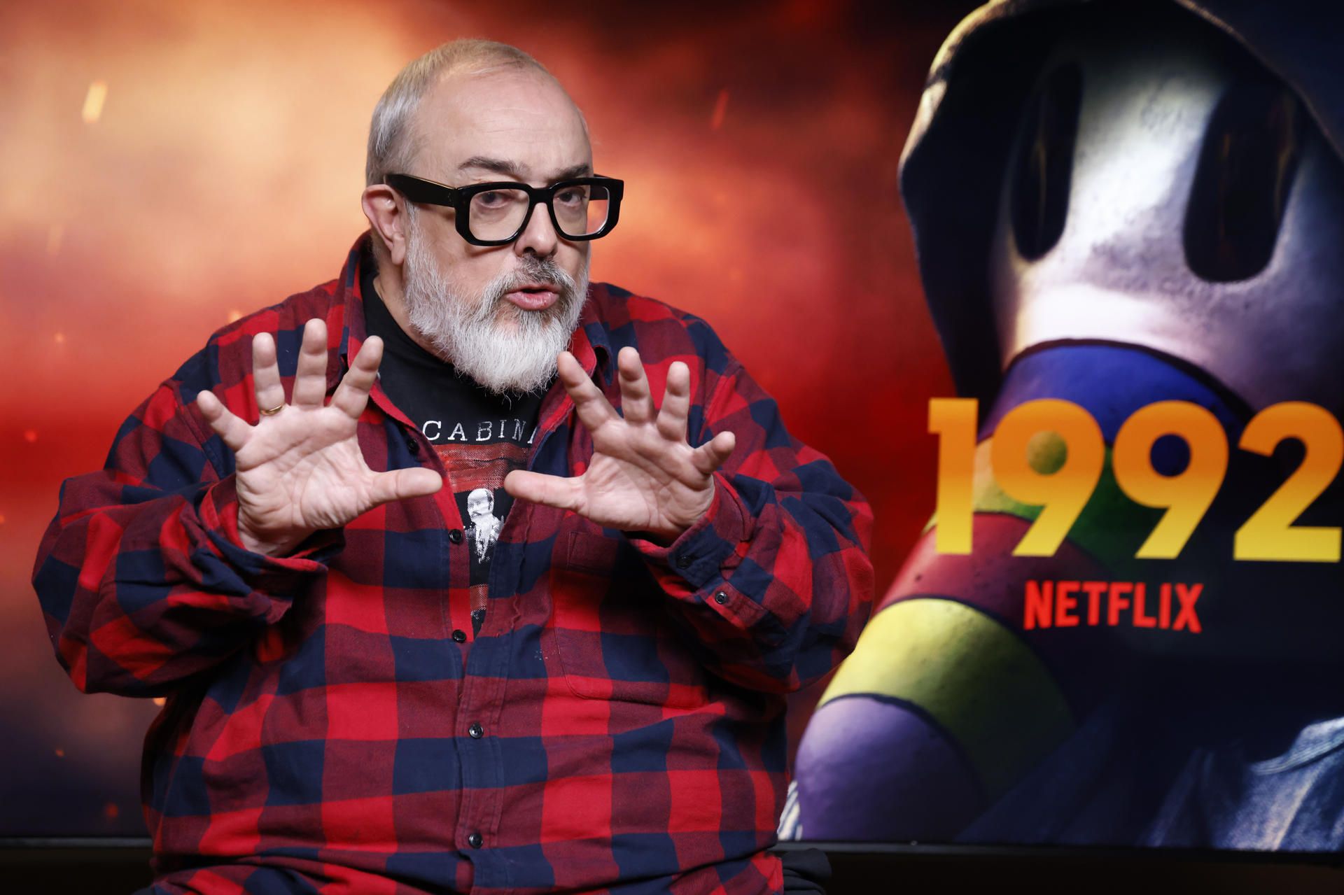 El cineasta vasco Álex de la Iglesia frente al cartel de su nueva serie, '1992'.