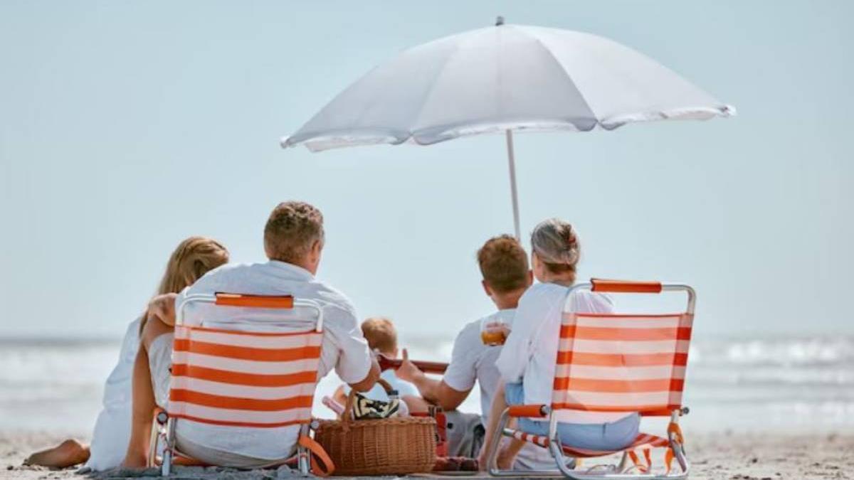 Las sombrillas suelen moverse, volcarse o volar si no están bien clavadas, mientras que este cortavientos se ancla al suelo con su propio peso gracias a las bolsas de arena integradas.