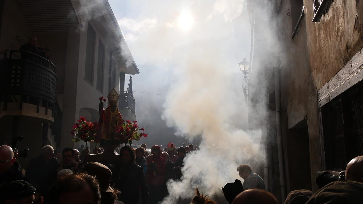 En Arnedillo, la imagen de San Andrés procesiona entre el humo de romero que cubre sus calles.