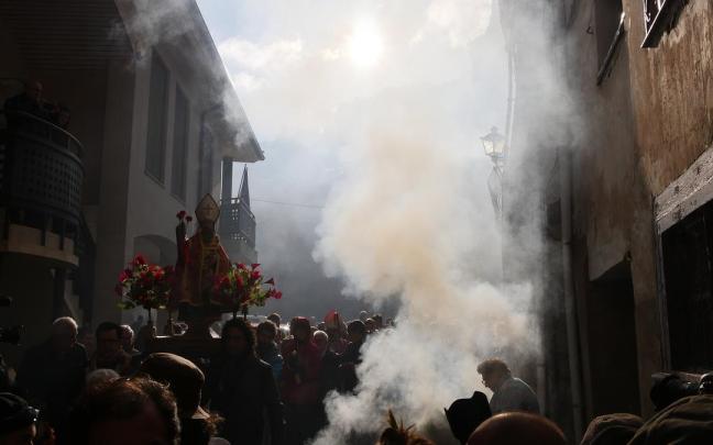 En Arnedillo, la imagen de San Andrés procesiona entre el humo de romero que cubre sus calles.