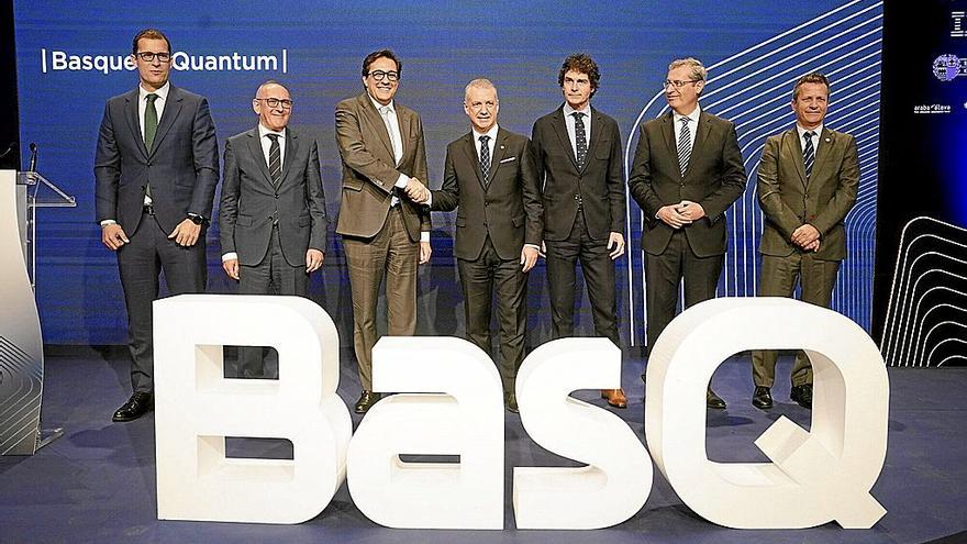 El lehendakari, Iñigo Urkullu, los tres diputados generales de Euskadi, el consejero Bildarratz y Darío Gil y Horacio Morell, de IBM, ayer en Donostia.