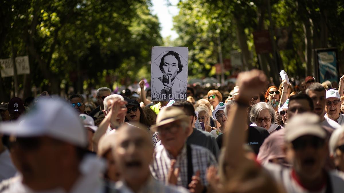 Decenas de personas durante la manifestación por la sanidad pública y contra la política sanitaria del Gobierno de Ayuso.