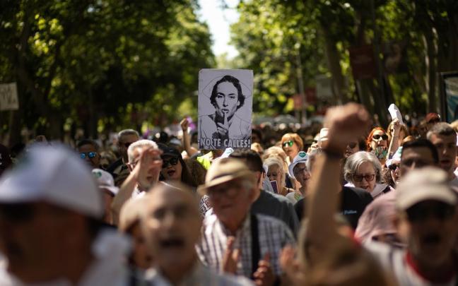 Decenas de personas durante la manifestación por la sanidad pública y contra la política sanitaria del Gobierno de Ayuso. / EP Decenas de personas durante la manifestación por la sanidad pública y contra la política sanitaria del Gobierno de Ayuso.