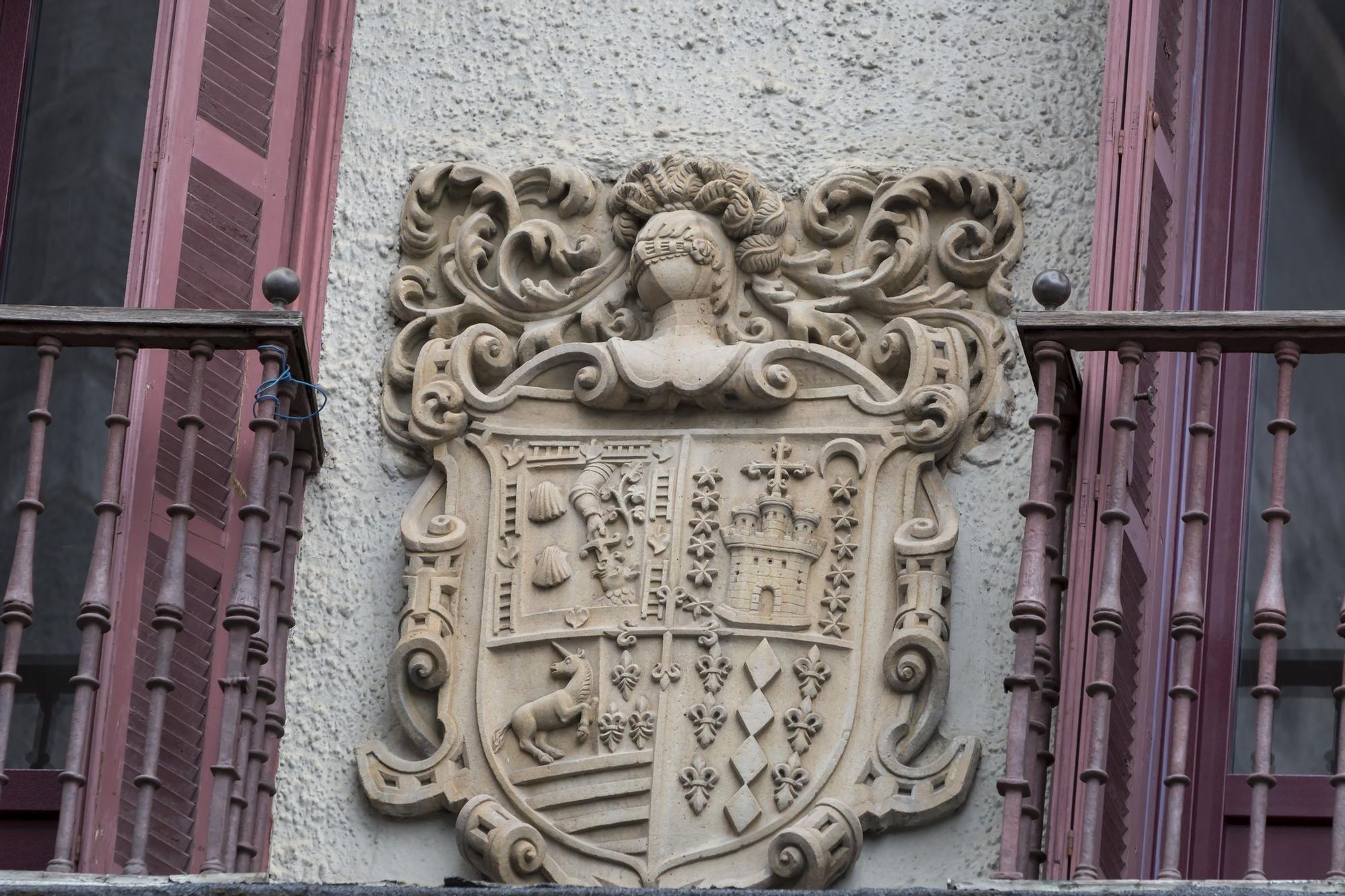 El escudo de la conocida como casa Garro, en Erdiko kale, presenta como curiosidad un unicornio labrado.