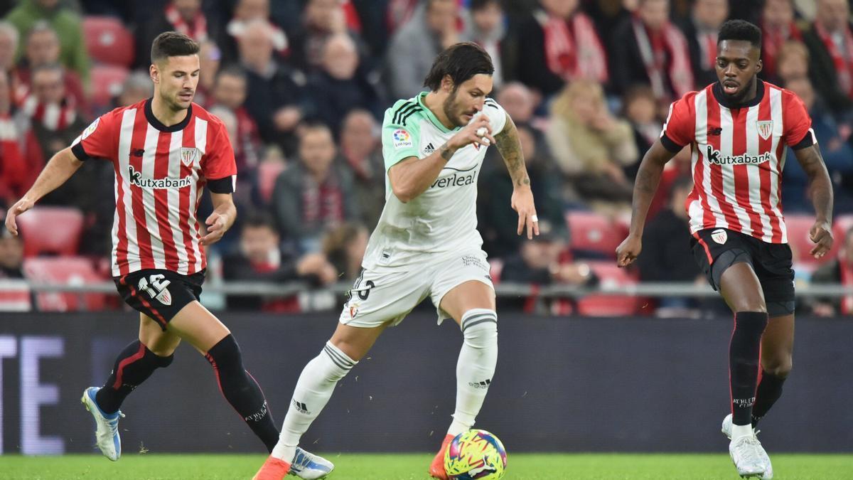 Juan Cruz, entre Guruzeta e Iñaki Williams en el partido de Liga en San Mamés (0-0).