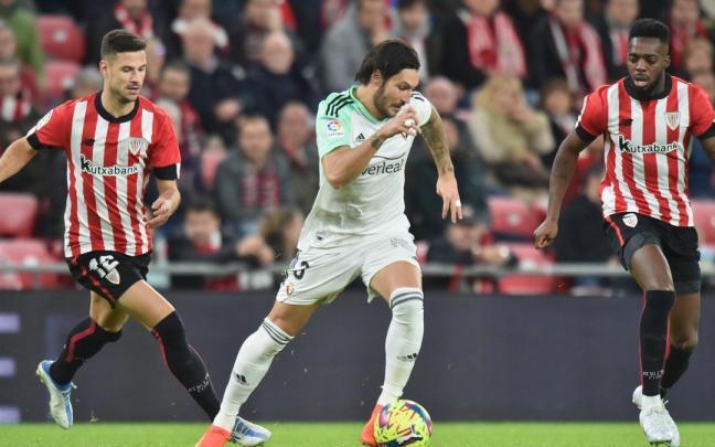 Juan Cruz, entre Guruzeta e Iñaki Williams en el partido de Liga en San Mamés (0-0). Juan Cruz, entre Guruzeta e Iñaki Williams en el partido de Liga en San Mamés (0-0).