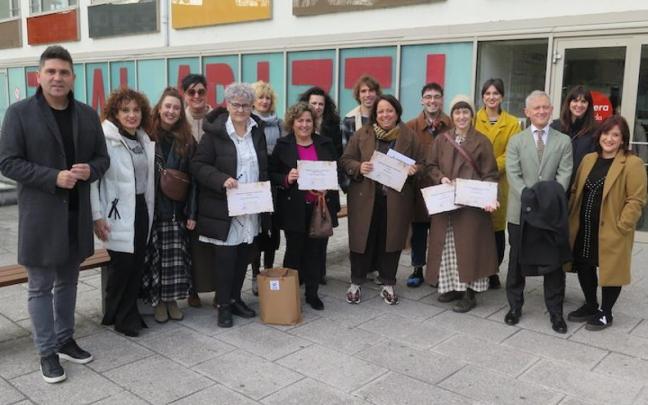 Las premiadas, junto con el resto de las comerciantes que han participado en el acto y los alcaldes.