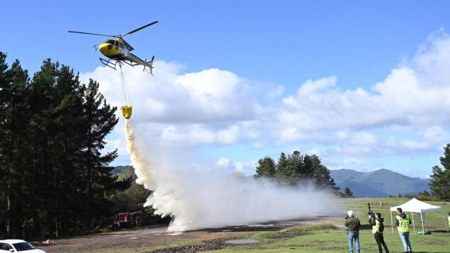 Durante el simulacro se realizaron descargas de agua desde un helicóptero.