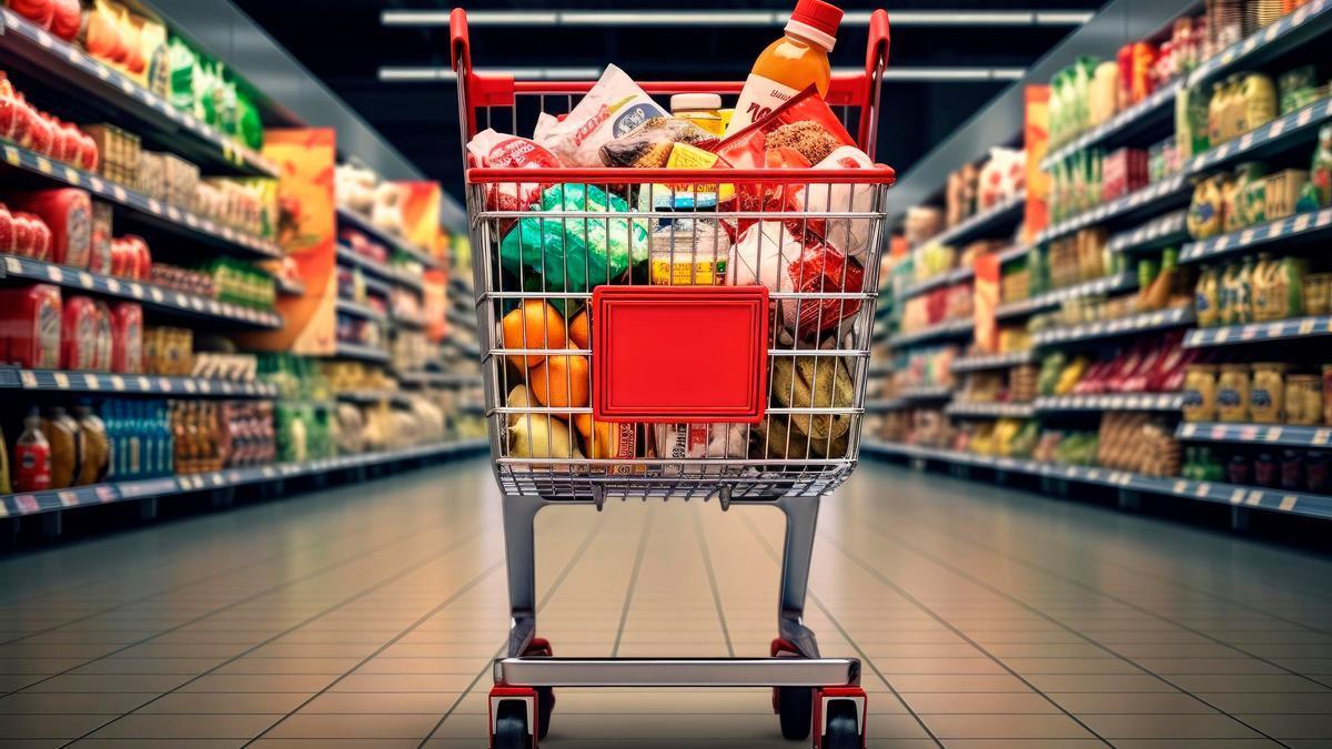 Un carrito de la compra lleno productos alimenticios en un supermercado.