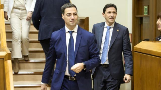 El lehendakari Imanol Pradales y el consejero de Hacienda, Noël d’Anjou, acceden al plenario del Parlamento Vasco.