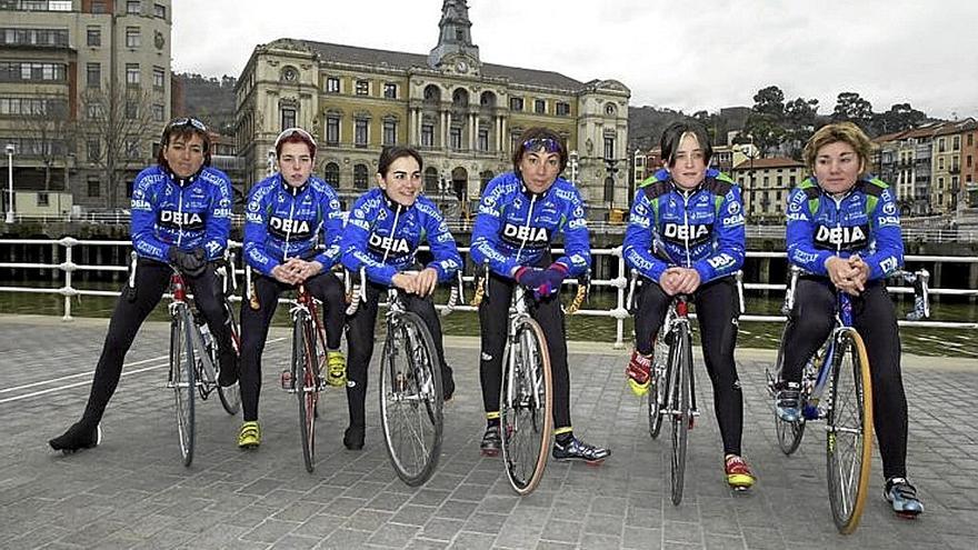 Con los maillots de DEIA