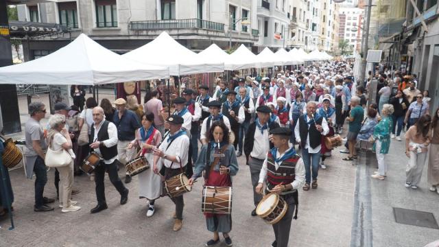 Un multitudinario pasacalle ha recorrido el centro de la villa armera en la jornada principal de la Euskal Jaia.