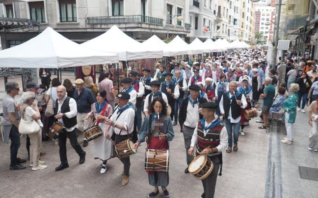 Un multitudinario pasacalle ha recorrido el centro de la villa armera en la jornada principal de la Euskal Jaia.