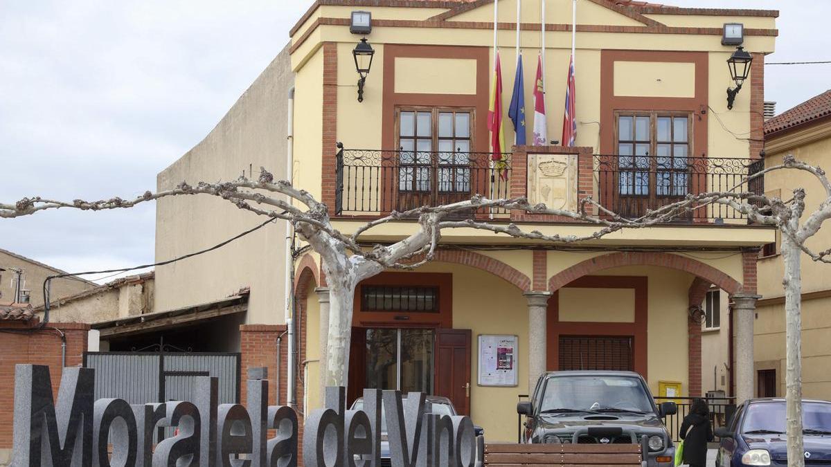 Banderas a media asta en el Ayuntamiento de la localidad zamorana de Moraleja del Vino.