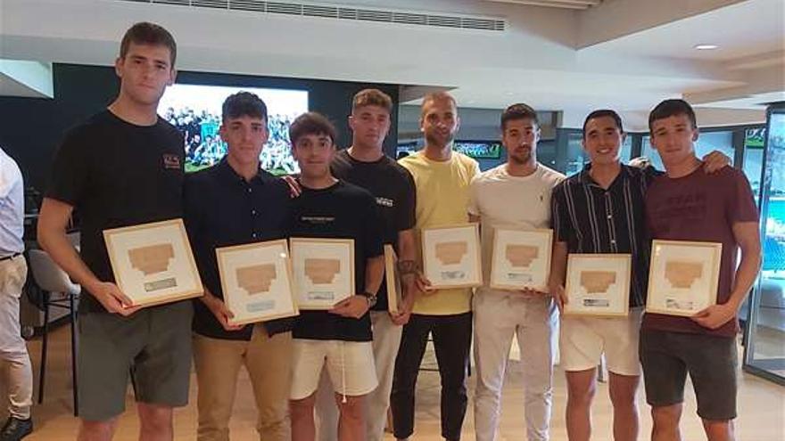 Los ocho futbolistas que causan baja en el Sanse. De izquierda a derecha, Arana, Gabilondo, Garrido, Aguirre, Arambarri, Martón, Ezkurdia y Kortajarena. / REAL SOCIEDAD