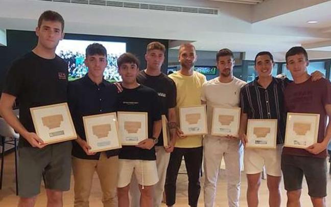 Los ocho futbolistas que causan baja en el Sanse. De izquierda a derecha, Arana, Gabilondo, Garrido, Aguirre, Arambarri, Martón, Ezkurdia y Kortajarena. / REAL SOCIEDAD