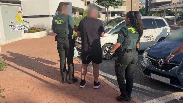 Imagen del detenido junto a agentes de la Guardia Civil