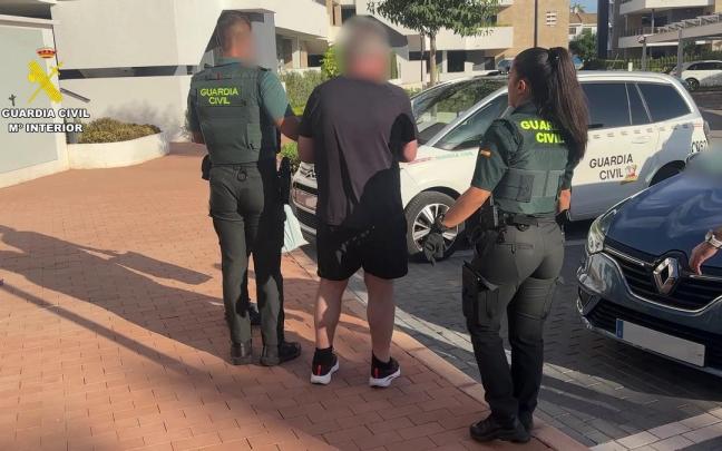Imagen del detenido junto a agentes de la Guardia Civil