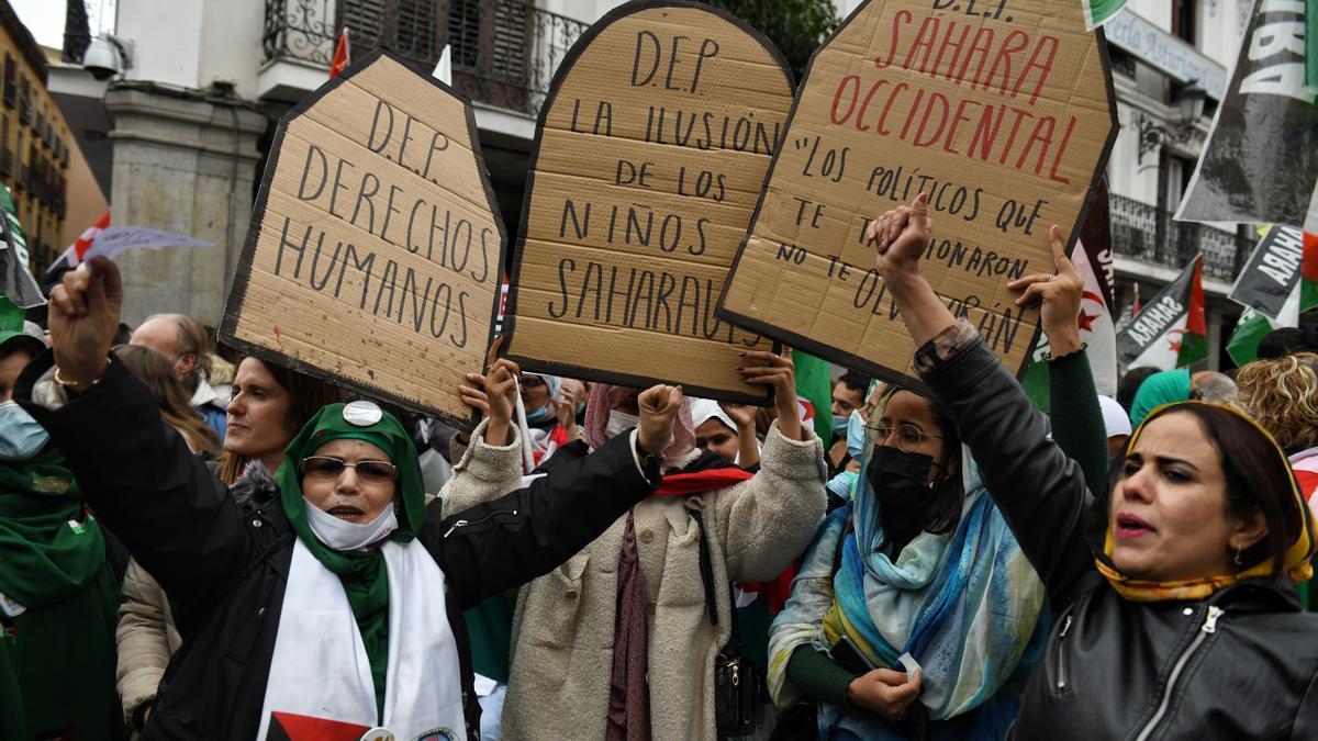 Varias personas, con banderas saharauis, participan en una manifestación convocada por la Coordinadora Estatal de Asociaciones Solidarias con el Sahara.
