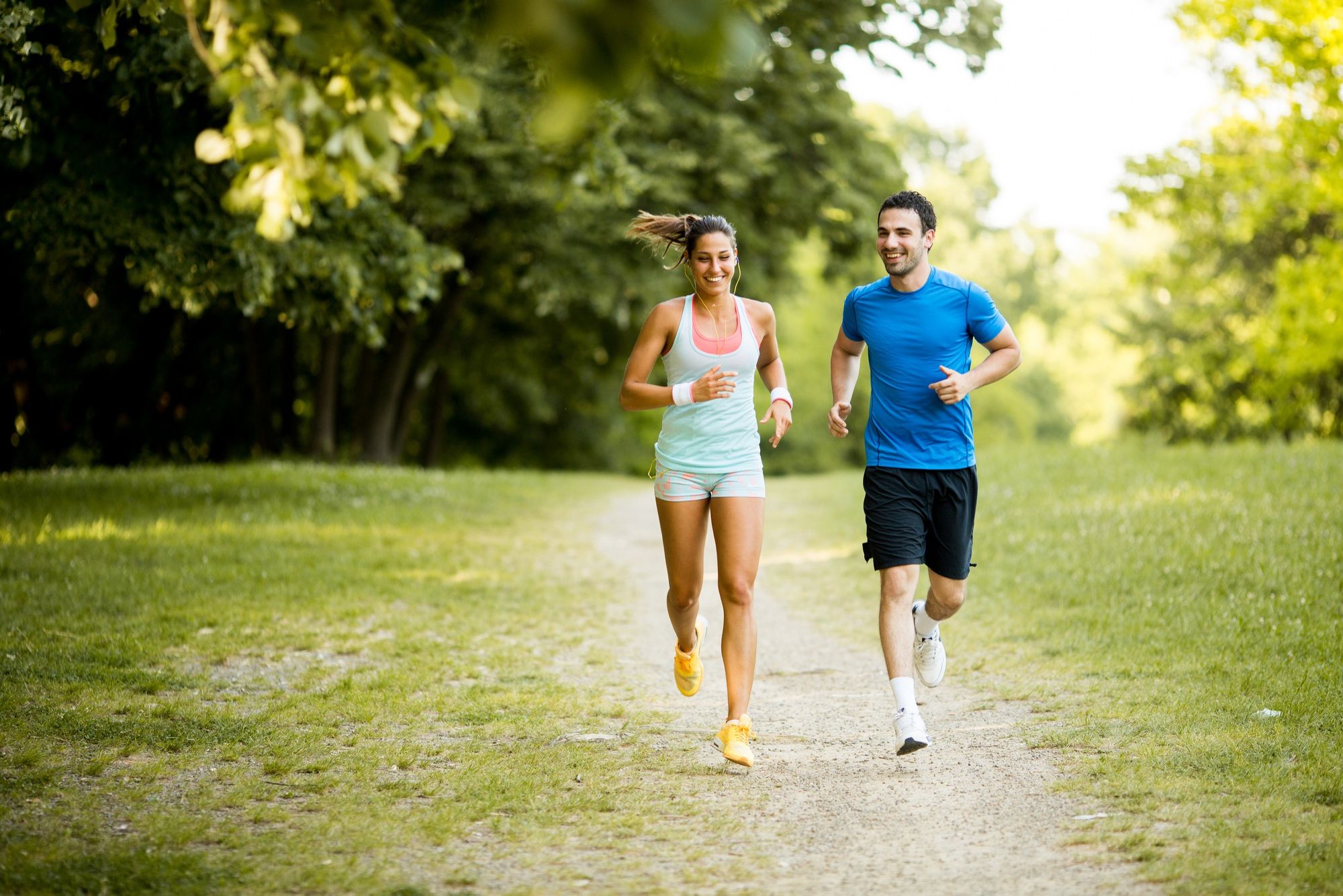 Una pareja se relaja corriendo al aire libre.