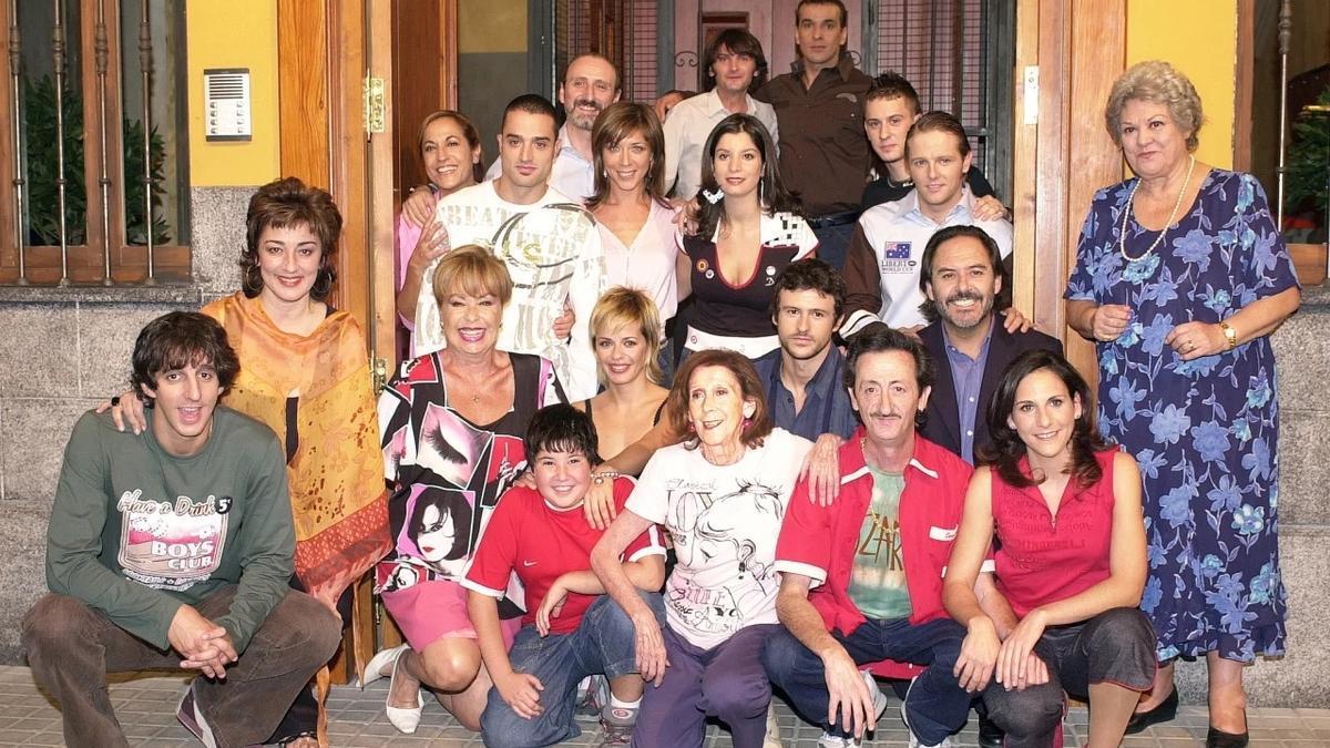 Foto de familia de algunos de los principales protagonistas de ‘Aquí no hay quien viva’.