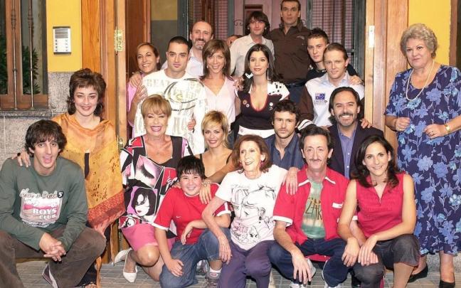 Foto de familia de algunos de los principales protagonistas de ‘Aquí no hay quien viva’.
