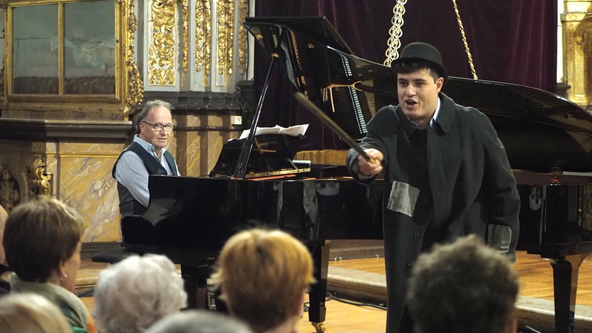 Juan Laboreria e Iñaki Salvador, durante la interpretación de una de las piezas del concierto en Azkoitia.