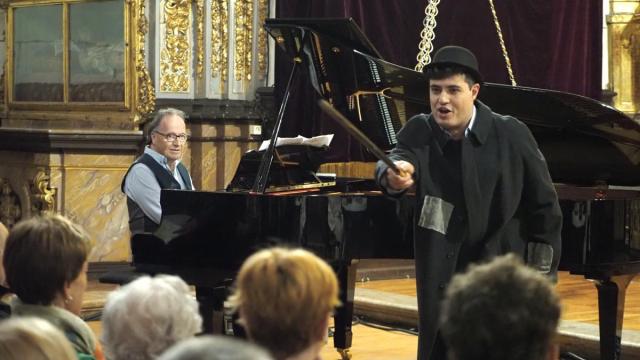 Juan Laboreria e Iñaki Salvador, durante la interpretación de una de las piezas del concierto en Azkoitia.
