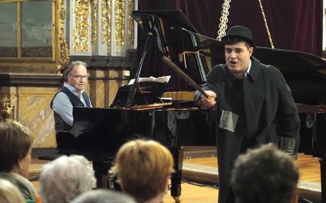 Juan Laboreria e Iñaki Salvador, durante la interpretación de una de las piezas del concierto en Azkoitia.