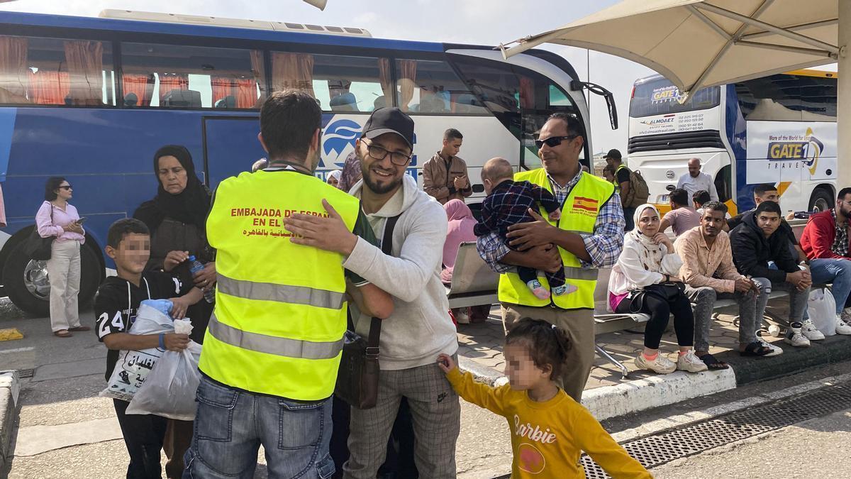 Varias personas hispano-palestinas que fueron evacuadas de la Franja de Gaza a su llegada al aeropuerto de el Cairo.