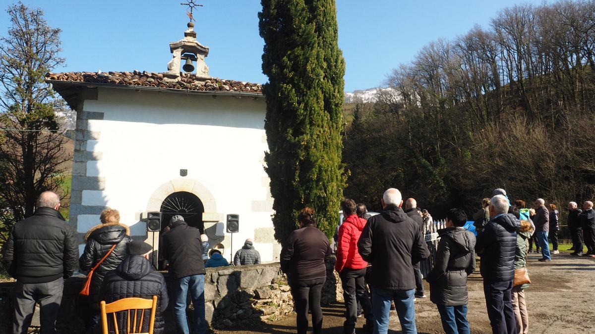 Los fieles siguente la celebración de la misa desde el exterior de la ermita del Ángel de la Guarda