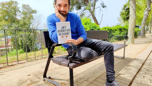 Estupinyà, posando con su nuevo ensayo ensayo ‘¿Qué quieres ser de mayor?’.
