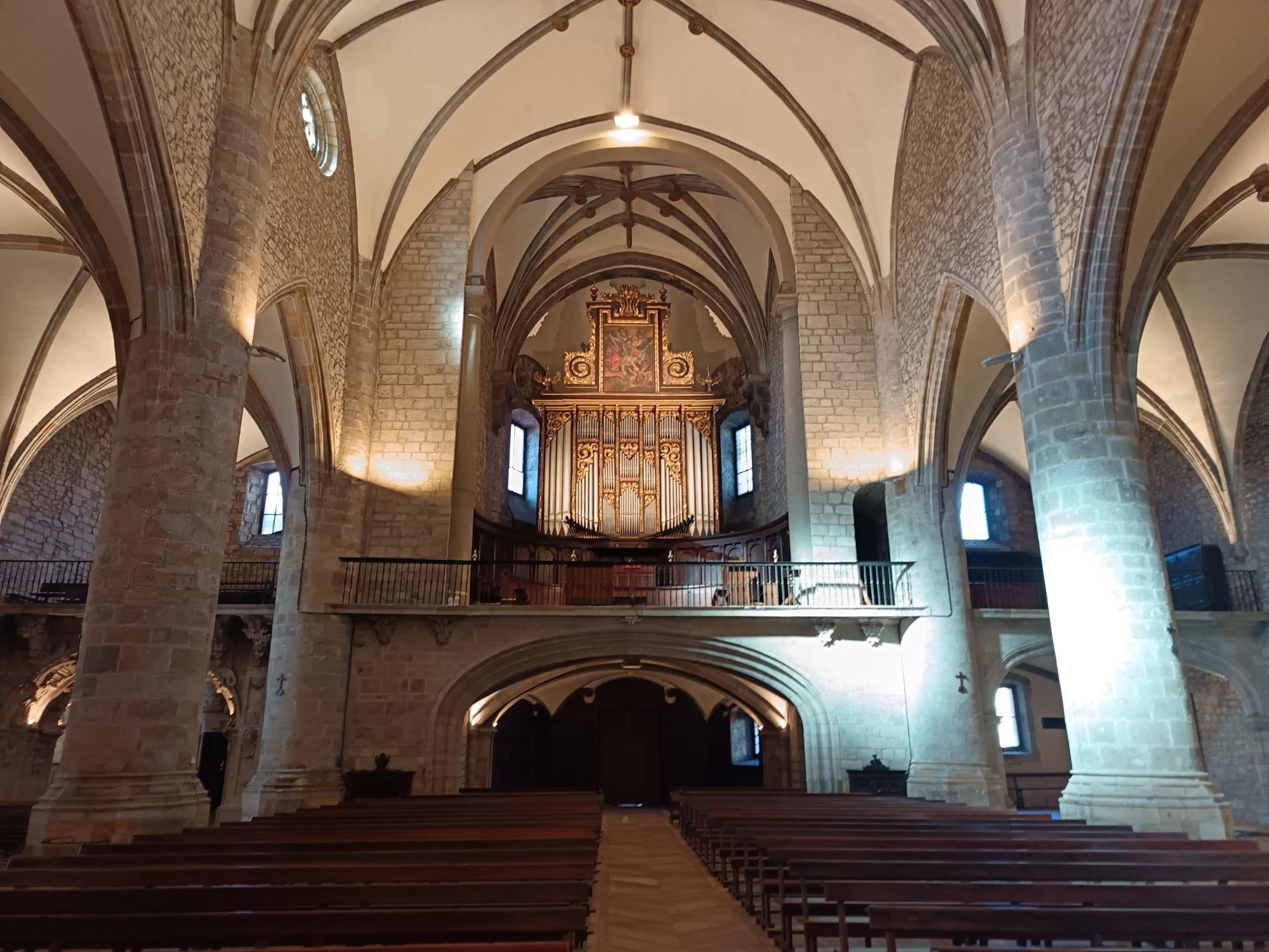 El órgano y el coro con la nueva iluminación.