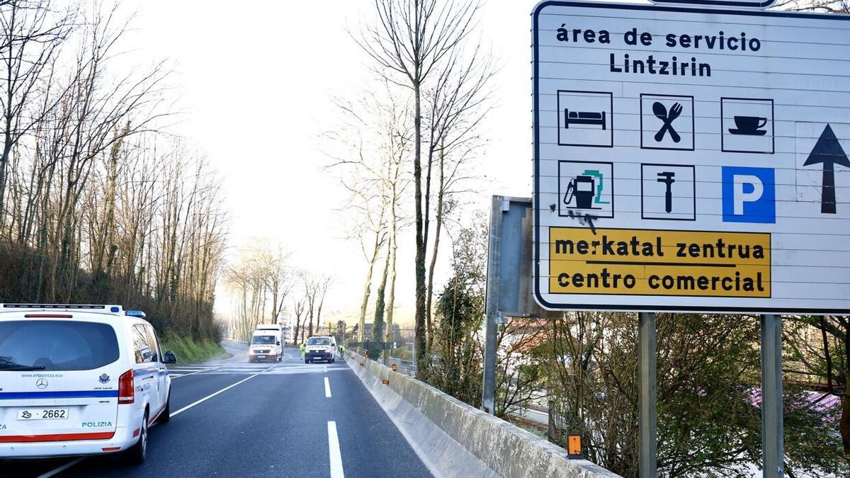 Un coche de la Ertzaintza, en la GI-636 en Lezo, donde un hombre ha fallecido y otro ha resultado herido en una colisión / JAVIER COLMENERO