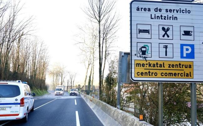 Un coche de la Ertzaintza, en la GI-636 en Lezo, donde un hombre ha fallecido y otro ha resultado herido en una colisión / JAVIER COLMENERO