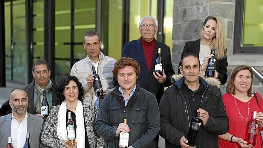 Integrantes de las bodegas galardonadas por la DO Navarra, en el exterior de la sede de la CEN.