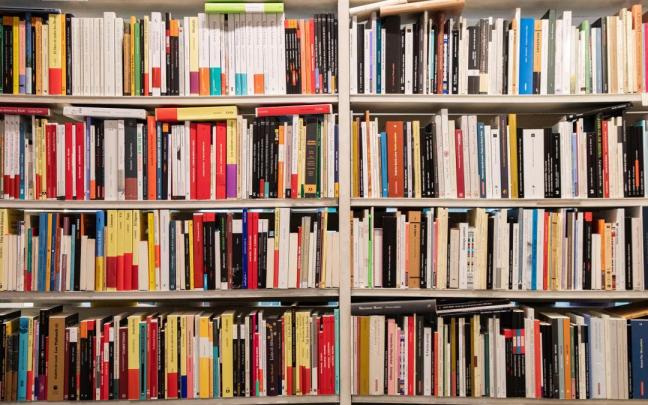 Interior de una librería.