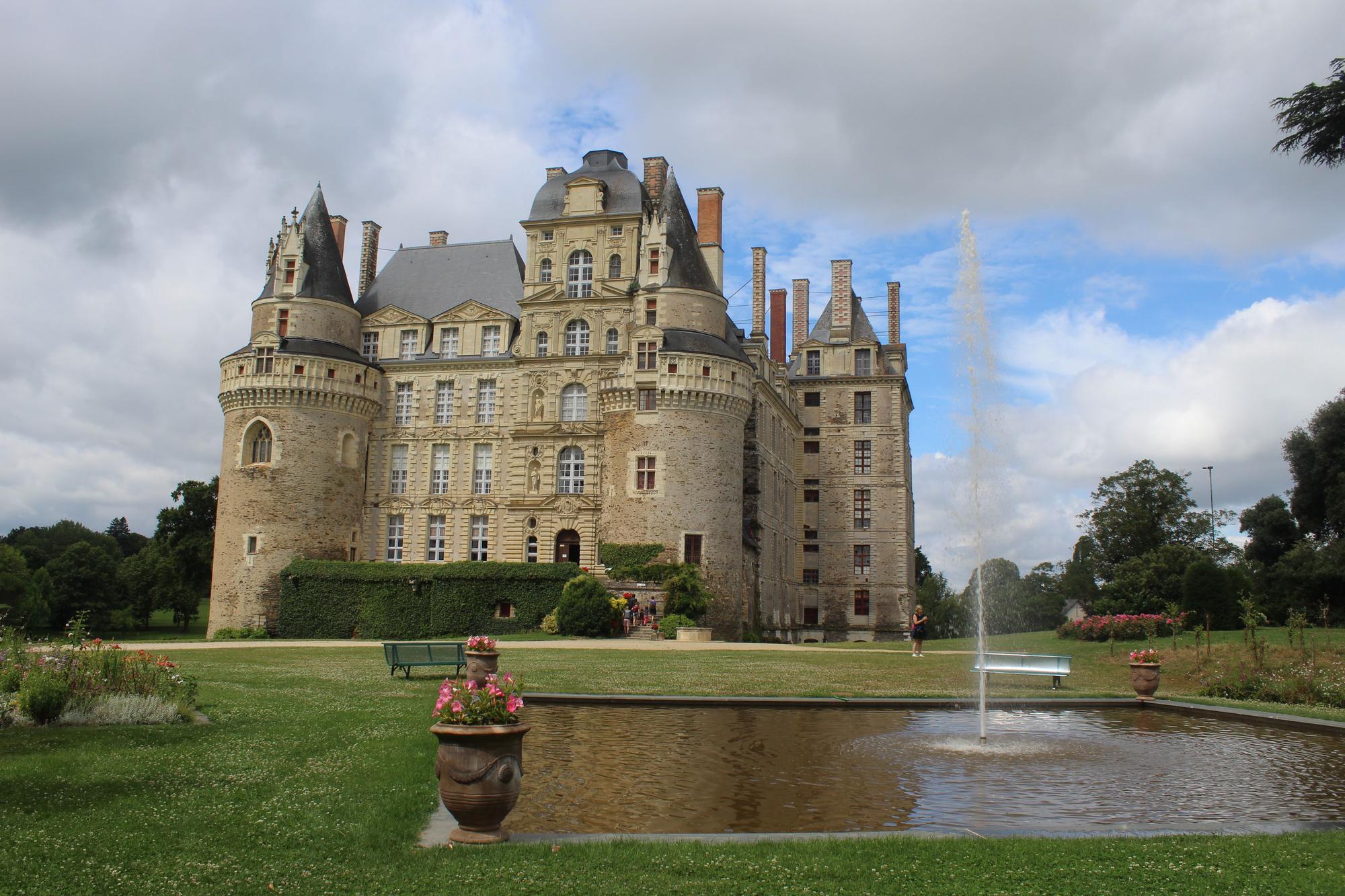 El castillo de Brissac, con 48 metros de altura, es el más alto de Francia.