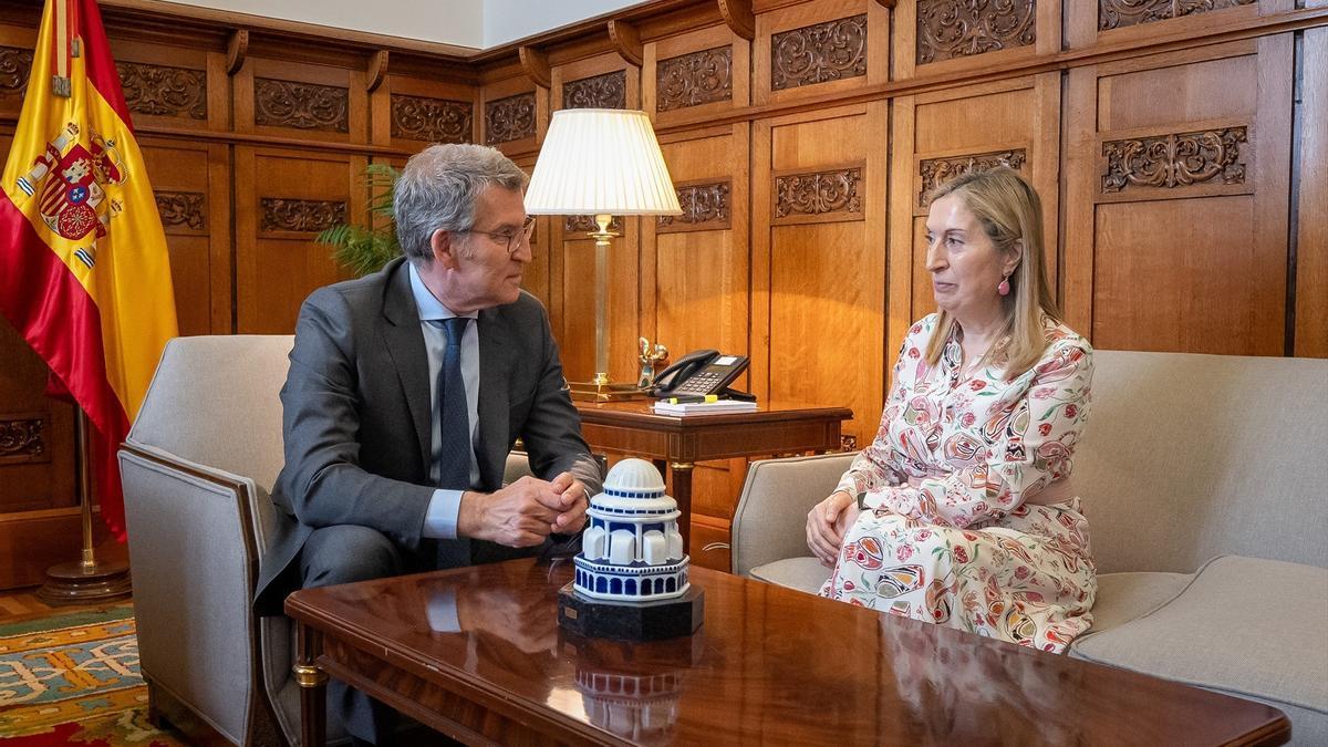 Ana Pastor, junto a Alberto Núñez Feijóo.