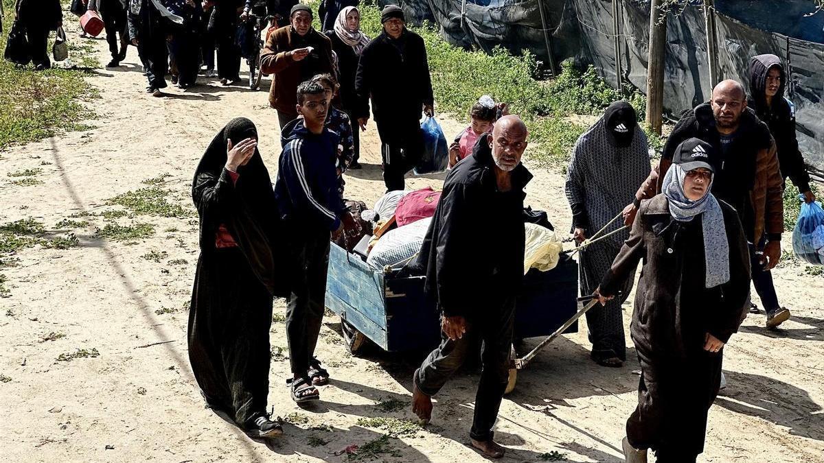 Cientos de palestinos abandonan sus hogares tras los avisos de evacuación del Ejército israelí.
