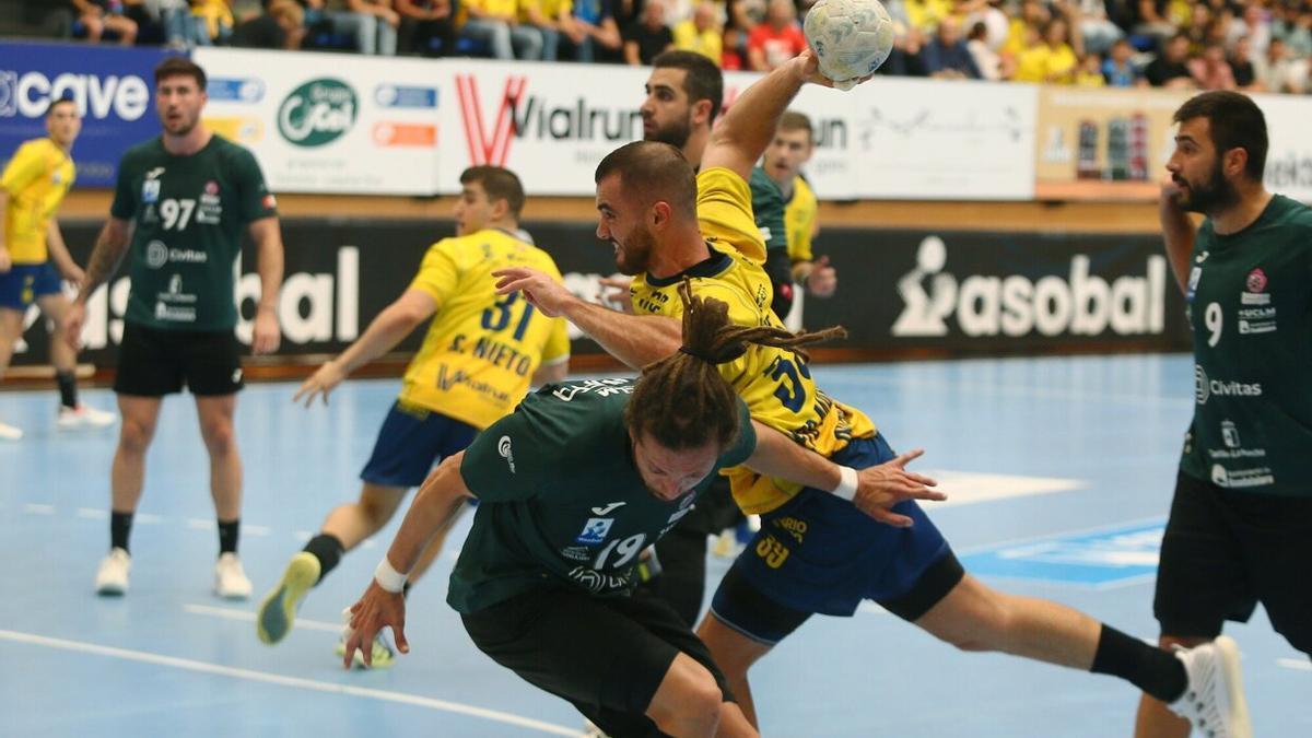 Asier Nieto lanza a portería en el partido contra el Guadalajara, en la primera vuelta.