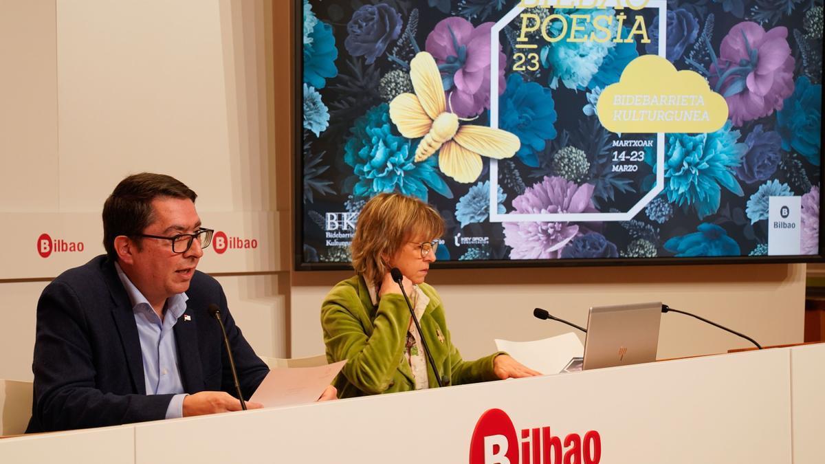 Festival BilbaoPoesía presentado por consejal de Cultura y Gobernanza del Ayuntamiento de Bilbao, Gonzalo Olabarria y la directoria de BilbaoPoesía, Begoña Morán.