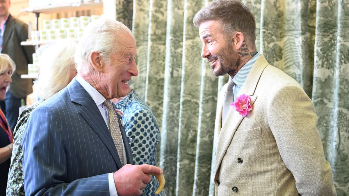 Carlos III charla con David Beckham durante un evento el pasado mayo.